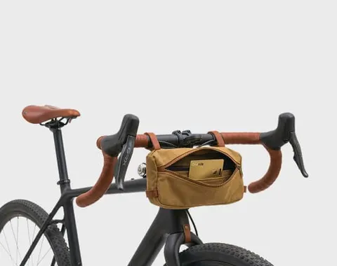 Carta dorata Ondrela in una borsa da manubrio della bicicletta